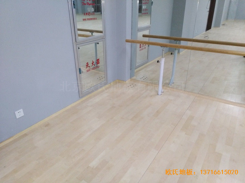 湖北獵豹汽車產業園運動館體育木地板鋪設案例5
