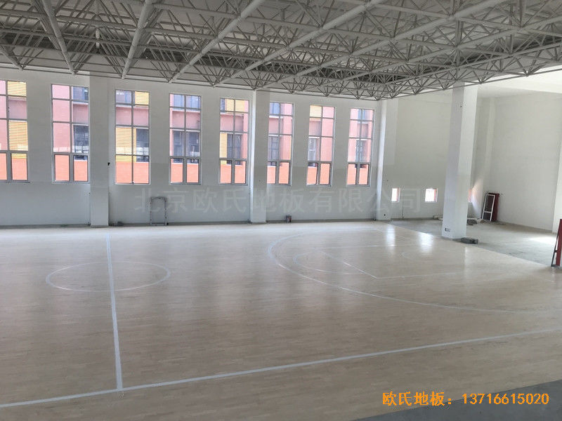 山東濟南歷城區雪山小學籃球館體育木地板鋪設案例0