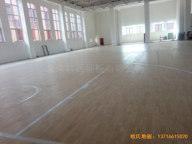山東濟南歷城區雪山小學籃球館體育木地板鋪設案例5
