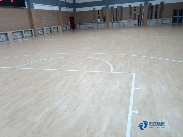 大學(xué)運(yùn)動館木地板施工團(tuán)隊2