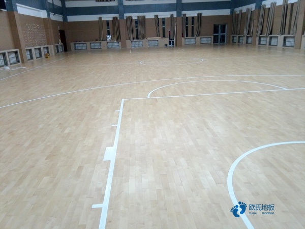 大學(xué)運(yùn)動館木地板施工團(tuán)隊3