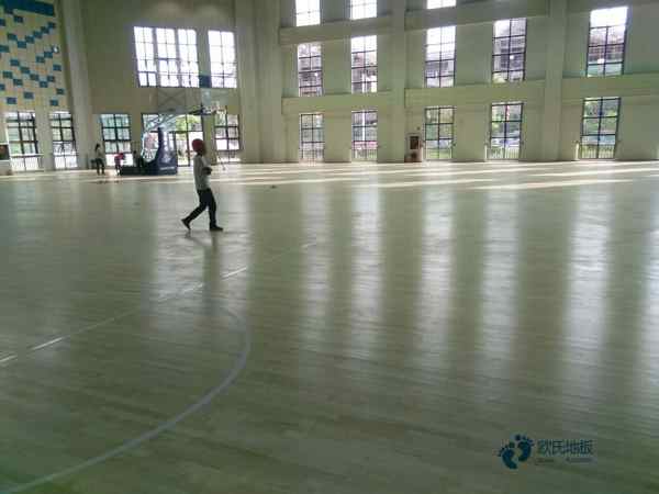 學校籃球館地板施工團隊2